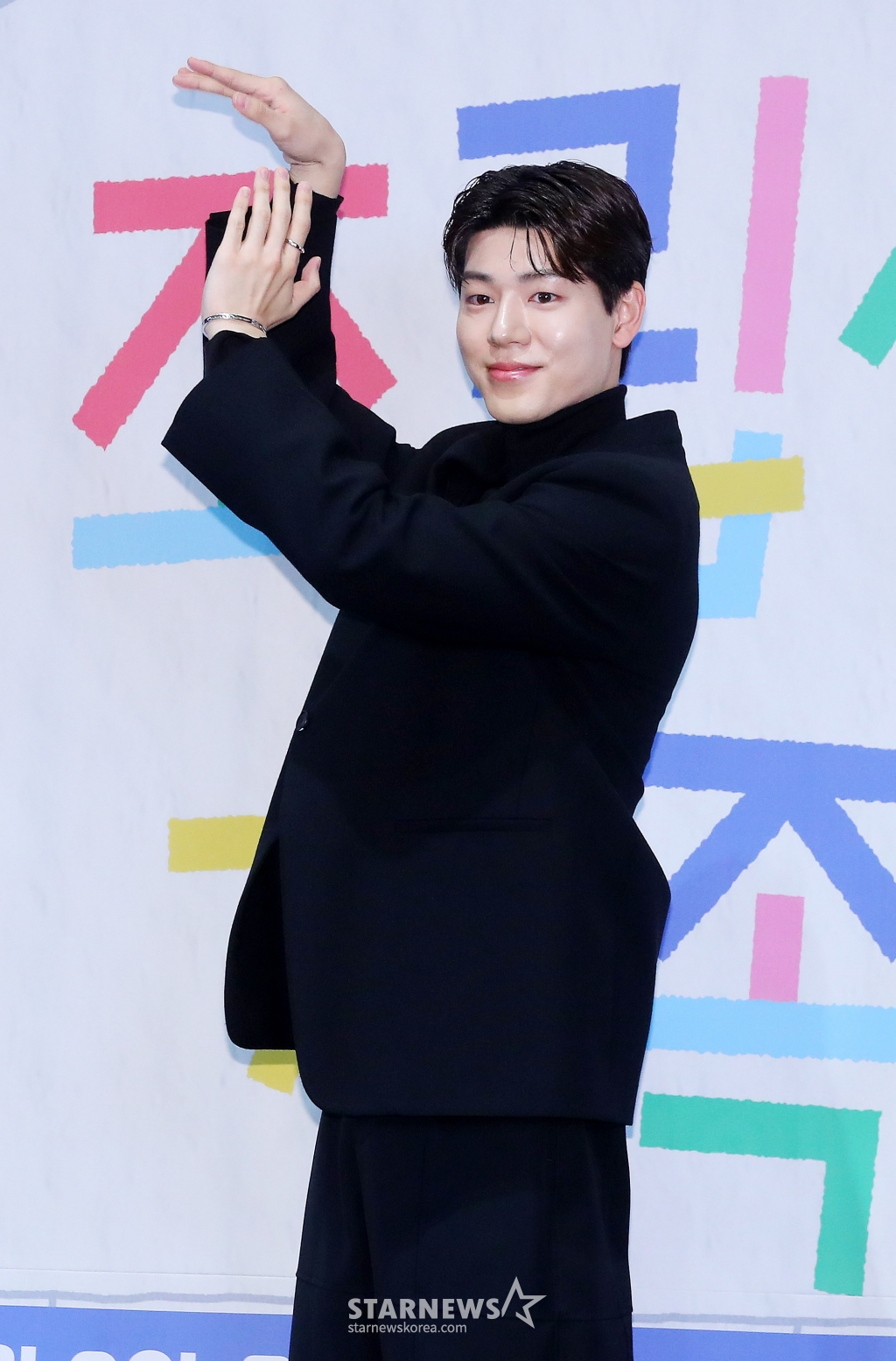 배우 배현성이 8일 오전 서울 구로구 라마다 서울 신도림호텔에서 진행된 JTBC 수요드라마 '조립식 가족' 제작발표회에 참석해 포즈를 취하고 있다. '조립식 가족'은 10년은 가족으로 함께 했고, 10년은 남남으로 그리워했던 세 청춘이 다시 만나 펼쳐지는 로맨스다. 오는 9일 첫 방송. 2024.10.08 /사진=김창현