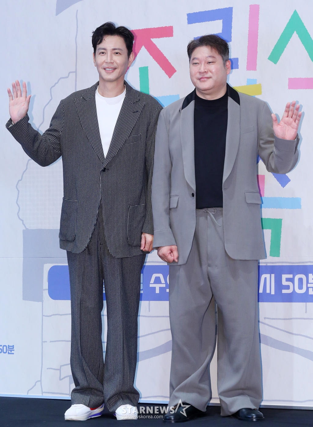 배우 최원영, 최무성이 8일 오전 서울 구로구 라마다 서울 신도림호텔에서 진행된 JTBC 수요드라마 '조립식 가족' 제작발표회에 참석해 포즈를 취하고 있다. '조립식 가족'은 10년은 가족으로 함께 했고, 10년은 남남으로 그리워했던 세 청춘이 다시 만나 펼쳐지는 로맨스다. 오는 9일 첫 방송. 2024.10.08 /사진=김창현