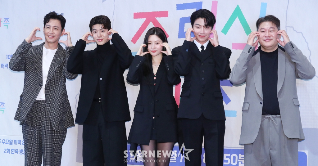배우 최원영, 배현성, 정채연, 황인엽 최무성이 8일 오전 서울 구로구 라마다 서울 신도림호텔에서 진행된 JTBC 수요드라마 '조립식 가족' 제작발표회에 참석해 포즈를 취하고 있다. '조립식 가족'은 10년은 가족으로 함께 했고, 10년은 남남으로 그리워했던 세 청춘이 다시 만나 펼쳐지는 로맨스다. 오는 9일 첫 방송. 2024.10.08 /사진=김창현