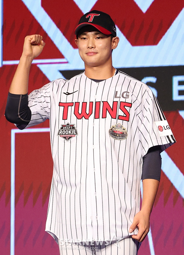 'KBO 2025 신인 드래프트'가 11일 오후 서울 송파구 롯데호텔 월드 크리스탈 볼룸에서 열렸다. LG에 지명된 서울고 김영우가 포토타임을 갖고 있다. /사진=김진경 대기지