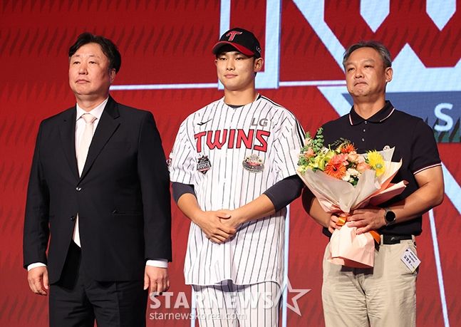 'KBO 2025 신인 드래프트'가 11일 오후 서울 송파구 롯데호텔 월드 크리스탈 볼룸에서 열렸다. LG에 지명된 서울고 김영우(가운데)가 포토타임을 갖고 있다.