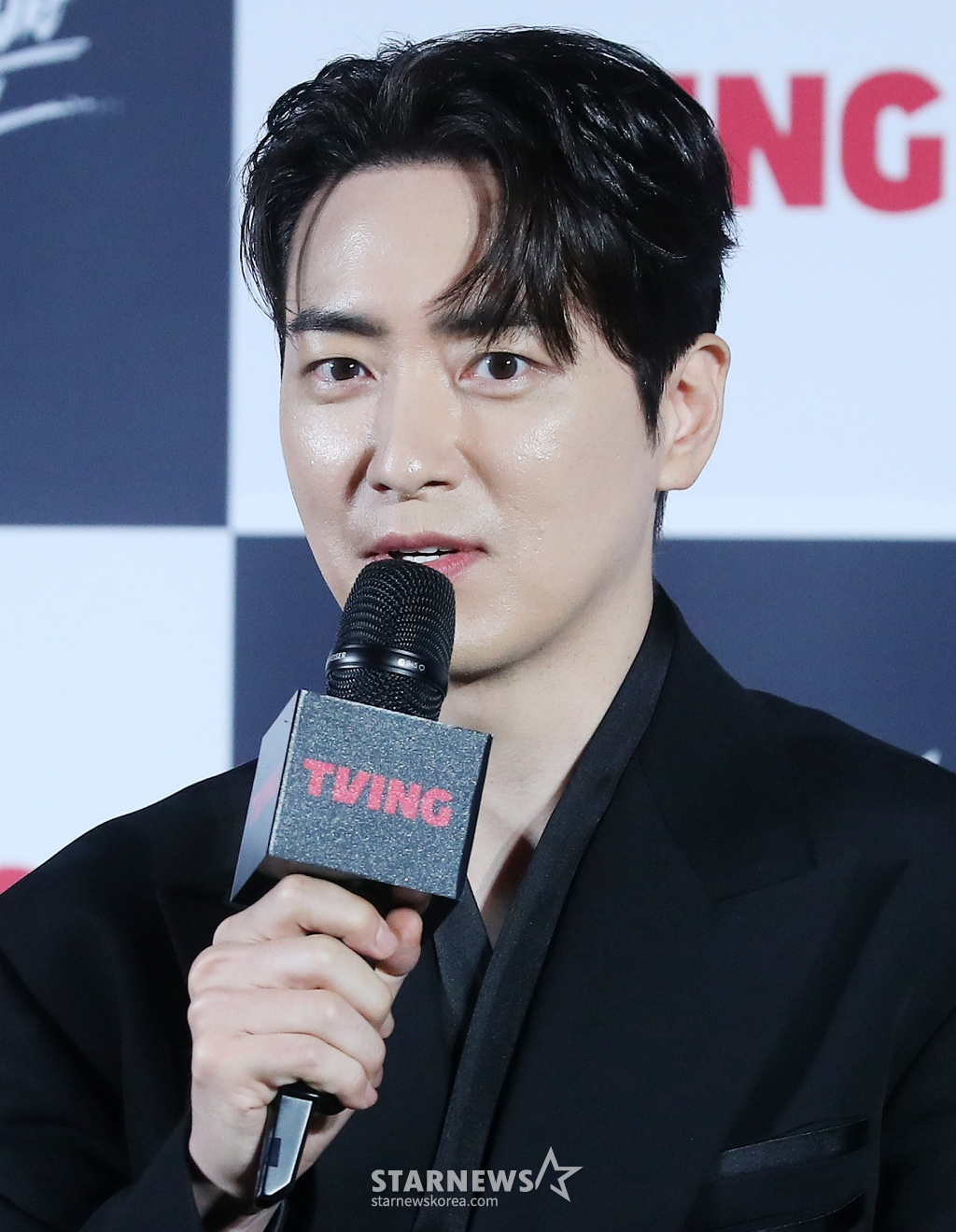 배우 이준혁이 8일 오후 서울 용산구 아이파크몰 CGV에서 진행된 티빙 오리지널 '좋거나 나쁜 동재' 제작발표회에 참석해 인사말을 하고 있다. '좋거나 나쁜 동재'는 장르물의 한 획을 그은 <비밀의 숲> 시리즈의 스핀오프. 스폰 검사라는 과거에서 벗어나 현재로 인정받고 싶은 검사 서동재의 화끈한 생존기를 그린다. 오는 10일 공개. 2024.10.08 /사진=김창현