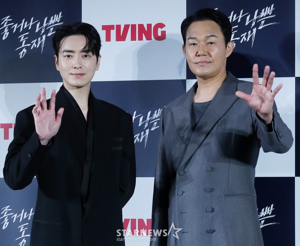 배우 이준혁, 박성웅이 8일 오후 서울 용산구 아이파크몰 CGV에서 진행된 티빙 오리지널 '좋거나 나쁜 동재' 제작발표회에 참석해 인사말을 하고 있다. '좋거나 나쁜 동재'는 장르물의 한 획을 그은 <비밀의 숲> 시리즈의 스핀오프. 스폰 검사라는 과거에서 벗어나 현재로 인정받고 싶은 검사 서동재의 화끈한 생존기를 그린다. 오는 10일 공개. 2024.10.08 /사진=김창현