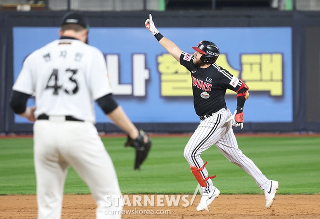 '2024 KBO 포스트시즌 준플레이오프 3차전' KT-LG전이 8일 수원 KT위즈파크에서 열렸다. LG 오스틴이 5회초 1사 1,2루에서 역전 3점 홈런을 날리고 다이아몬드를 돌고 있다. /사진=김진경 대기자