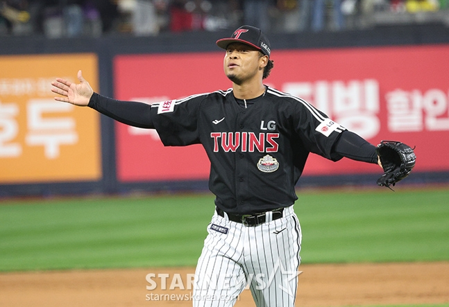 '2024 KBO 포스트시즌 준플레이오프 3차전' KT-LG전이 8일 수원 KT위즈파크에서 열렸다. 9회말 구원 등판한 LG 에르난데스가 2사에서 KT 김민혁을 외야 플라이로 처리한 후 환호하고 있다. /사진=김진경 대기자