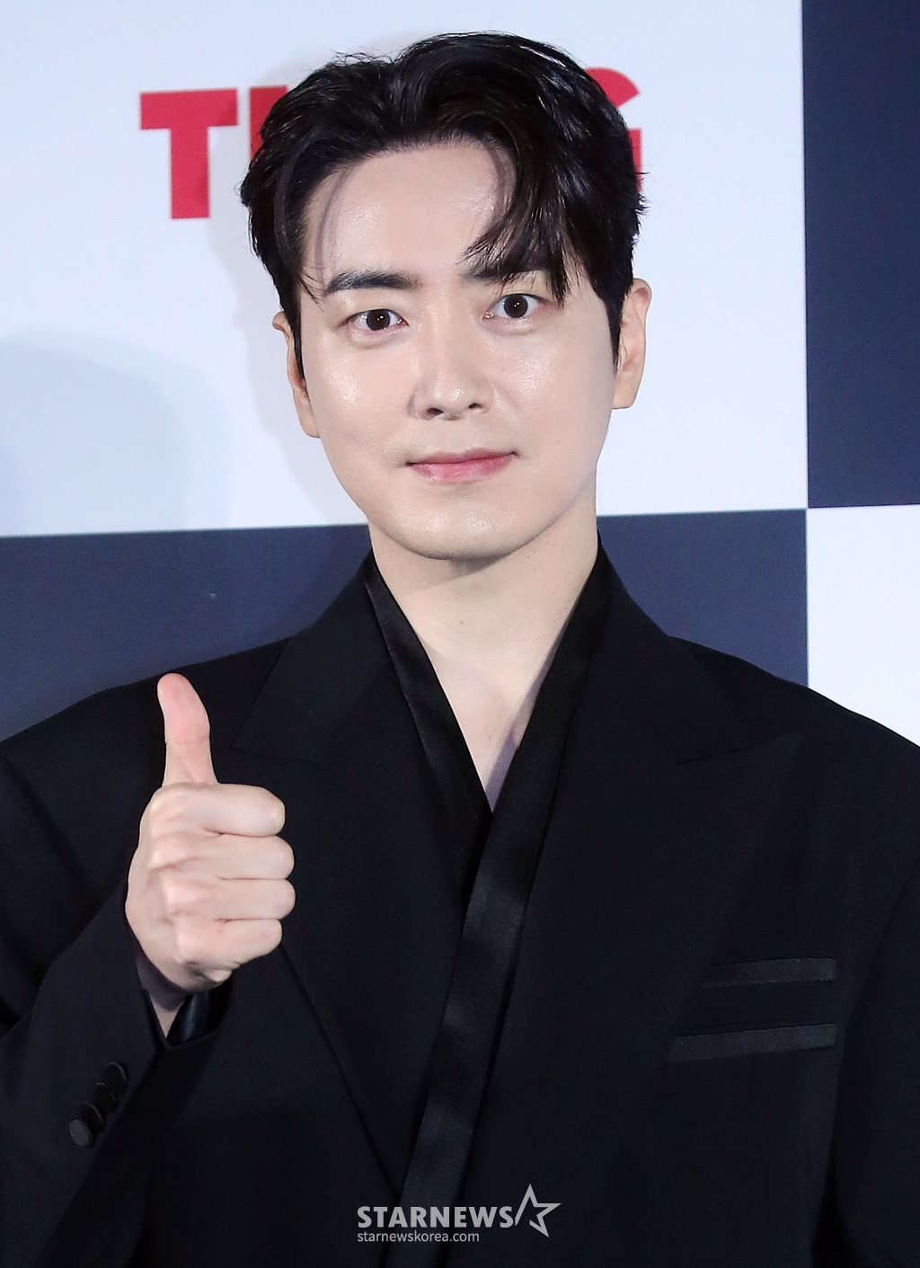 배우 이준혁이 8일 오후 서울 용산구 아이파크몰 CGV에서 진행된 티빙 오리지널 '좋거나 나쁜 동재' 제작발표회에 참석해 포즈를 취하고 있다. '좋거나 나쁜 동재'는 장르물의 한 획을 그은 <비밀의 숲> 시리즈의 스핀오프. 스폰 검사라는 과거에서 벗어나 현재로 인정받고 싶은 검사 서동재의 화끈한 생존기를 그린다. 오는 10일 공개. 2024.10.08 /사진=김창현