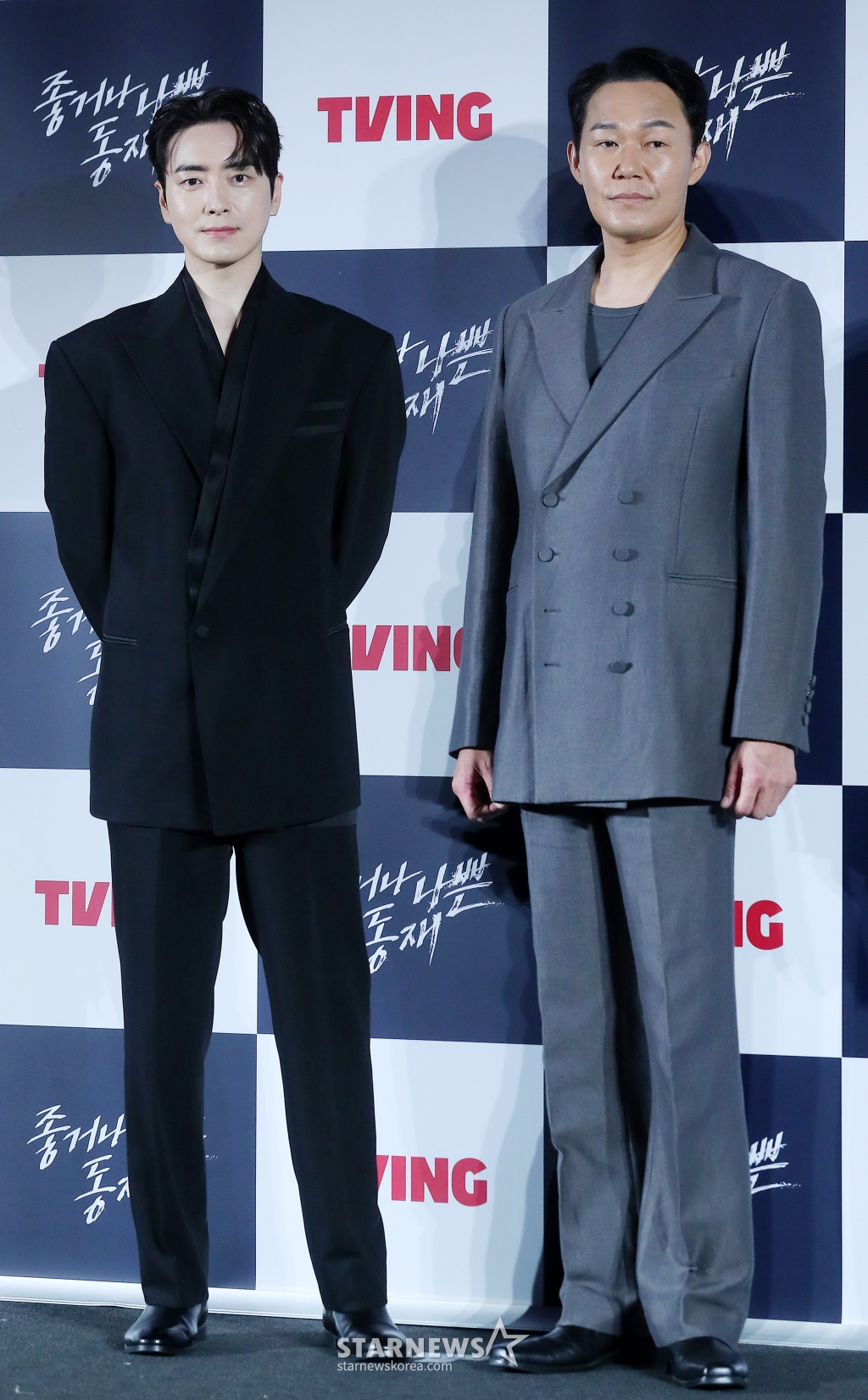배우 이준혁, 박성웅이 8일 오후 서울 용산구 아이파크몰 CGV에서 진행된 티빙 오리지널 '좋거나 나쁜 동재' 제작발표회에 참석해 인사말을 하고 있다. '좋거나 나쁜 동재'는 장르물의 한 획을 그은 <비밀의 숲> 시리즈의 스핀오프. 스폰 검사라는 과거에서 벗어나 현재로 인정받고 싶은 검사 서동재의 화끈한 생존기를 그린다. 오는 10일 공개. 2024.10.08 /사진=김창현