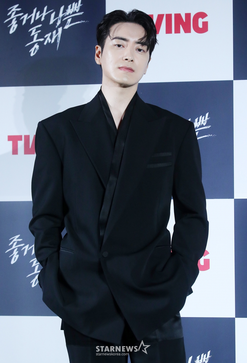 배우 이준혁이 8일 오후 서울 용산구 아이파크몰 CGV에서 진행된 티빙 오리지널 '좋거나 나쁜 동재' 제작발표회에 참석해 포즈를 취하고 있다. '좋거나 나쁜 동재'는 장르물의 한 획을 그은 <비밀의 숲> 시리즈의 스핀오프. 스폰 검사라는 과거에서 벗어나 현재로 인정받고 싶은 검사 서동재의 화끈한 생존기를 그린다. 오는 10일 공개. 2024.10.08 /사진=김창현