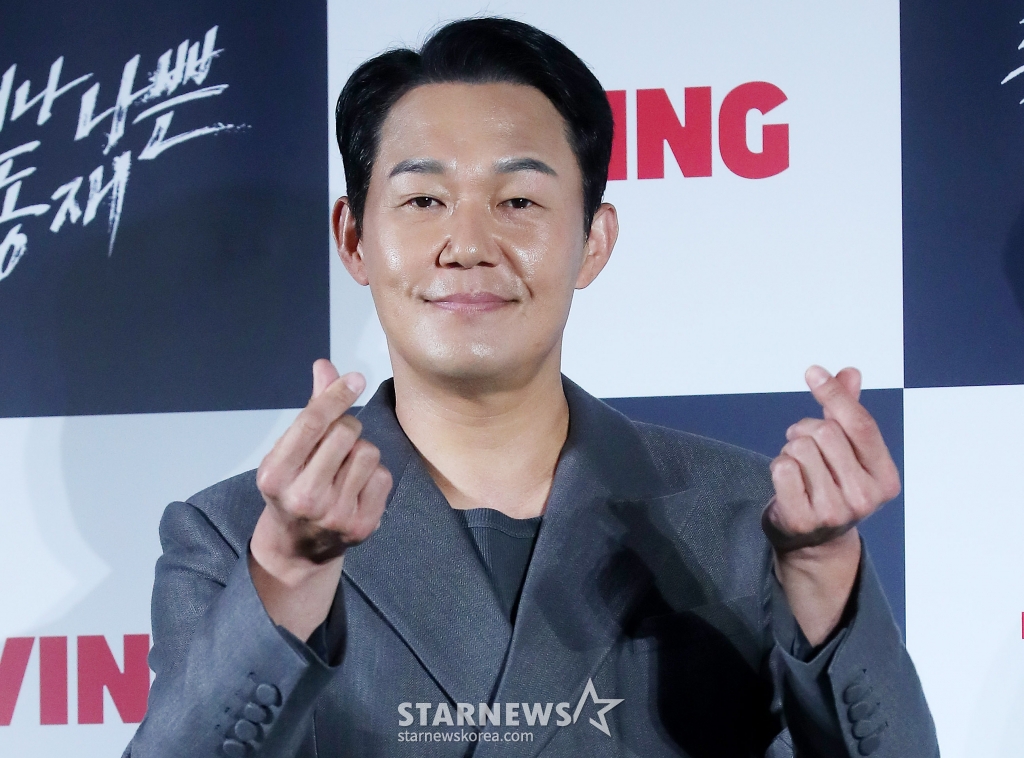 배우 박성웅이 8일 오후 서울 용산구 아이파크몰 CGV에서 진행된 티빙 오리지널 '좋거나 나쁜 동재' 제작발표회에 참석해 포즈를 취하고 있다. '좋거나 나쁜 동재'는 장르물의 한 획을 그은 <비밀의 숲> 시리즈의 스핀오프. 스폰 검사라는 과거에서 벗어나 현재로 인정받고 싶은 검사 서동재의 화끈한 생존기를 그린다. 오는 10일 공개. 2024.10.08 /사진=김창현