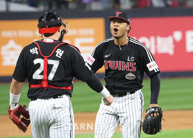 LG 에르난데스(오른쪽)가 8일 열린 2024 KBO 준플레이오프 3차전에서 경기를 마무리한 후 기뻐하고 있다. /사진=김진경 대기자