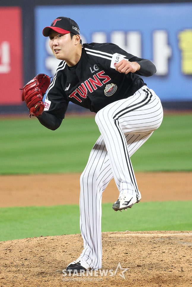 '2024 KBO 포스트시즌 준플레이오프 3차전' KT-LG전이 8일 수원 KT위즈파크에서 열렸다. LG 손주영이 역투하고 있다. /사진=김진경 대기자
