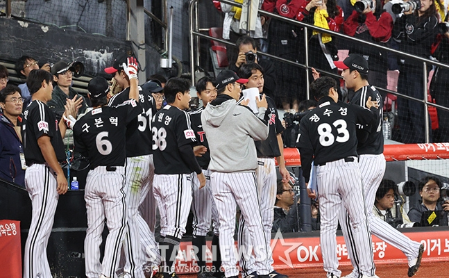 '2024 KBO 포스트시즌 준플레이오프 3차전' KT-LG전이 8일 수원 KT위즈파크에서 열렸다. LG 손주영이 8회말 2사에서 KT 오윤석을 삼진으로 돌려세운 후 더그아웃에서 동료들의 환영을 받고 있다. /사진=김진경 대기자