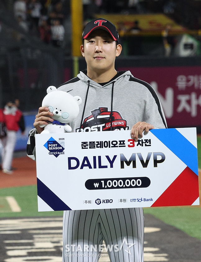 '2024 KBO 포스트시즌 준플레이오프 3차전' KT-LG전이 8일 수원 KT위즈파크에서 열렸다. LG 손주영이 '데일리 MVP' 수상 후 포즈를 취하고 있다. /사진=김진경 대기자