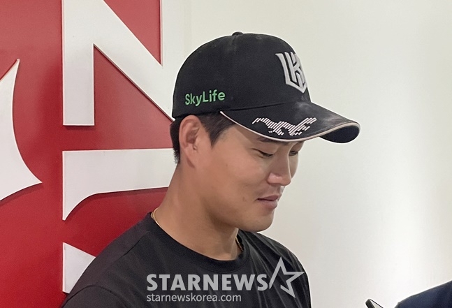 KT 배정대가 취재진과 인터뷰를 하고 있다. /사진=양정웅 기자