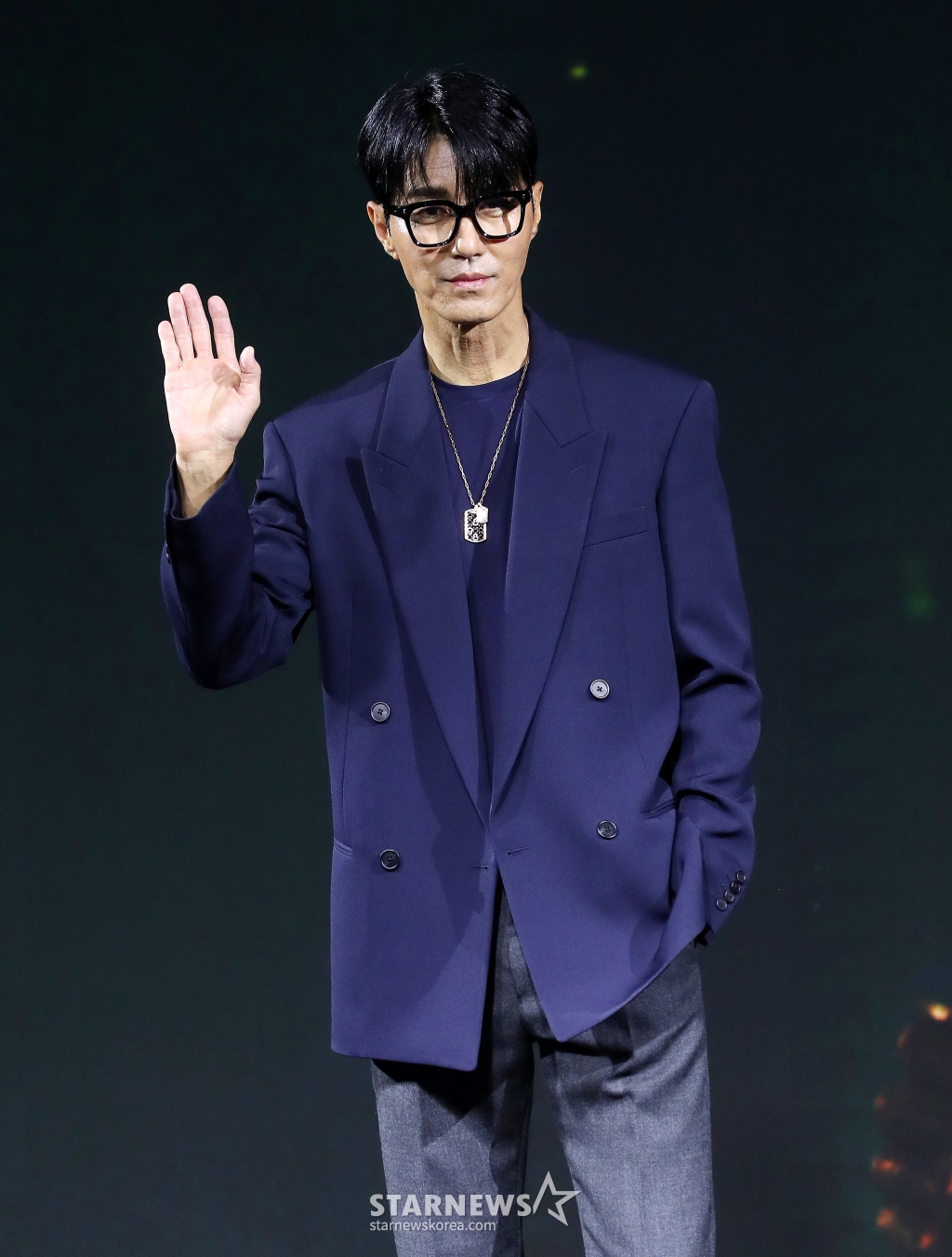 배우 차승원이 10일 오전 서울 종로구 JW메리어트동대문스퀘어서울에서 진행된 넷플릭스 영화 '전, 란' 제작발표회에 참석해 포즈를 취하고 있다. '전,란'은 왜란이 일어난 혼란의 시대, 함께 자란 조선 최고 무신 집안의 아들 종려(박정민)와 그의 몸종 천영(강동원)이 선조(차승원)의 최측근 무관과 의병으로 적이 되어 다시 만나는 이야기를 그린 영화다. 오는 11일 공개. 2024.10.10 /사진=김창현