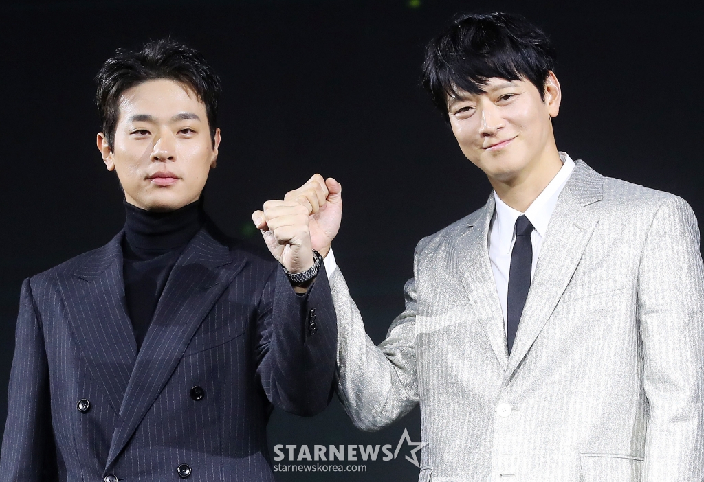 배우 박정민, 강동원이 10일 오전 서울 종로구 JW메리어트동대문스퀘어서울에서 진행된 넷플릭스 영화 '전, 란' 제작발표회에 참석해 포즈를 취하고 있다. '전,란'은 왜란이 일어난 혼란의 시대, 함께 자란 조선 최고 무신 집안의 아들 종려(박정민)와 그의 몸종 천영(강동원)이 선조(차승원)의 최측근 무관과 의병으로 적이 되어 다시 만나는 이야기를 그린 영화다. 오는 11일 공개. 2024.10.10 /사진=김창현