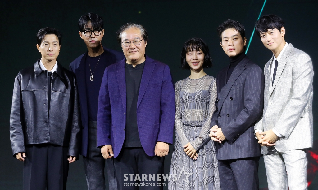 김상만 감독(왼쪽 세번째), 배우 정성일, 차승원, 김신록, 박정민, 강동원이 10일 오전 서울 종로구 JW메리어트동대문스퀘어서울에서 진행된 넷플릭스 영화 '전, 란' 제작발표회에 참석해 포즈를 취하고 있다. '전,란'은 왜란이 일어난 혼란의 시대, 함께 자란 조선 최고 무신 집안의 아들 종려(박정민)와 그의 몸종 천영(강동원)이 선조(차승원)의 최측근 무관과 의병으로 적이 되어 다시 만나는 이야기를 그린 영화다. 오는 11일 공개. 2024.10.10 /사진=김창현