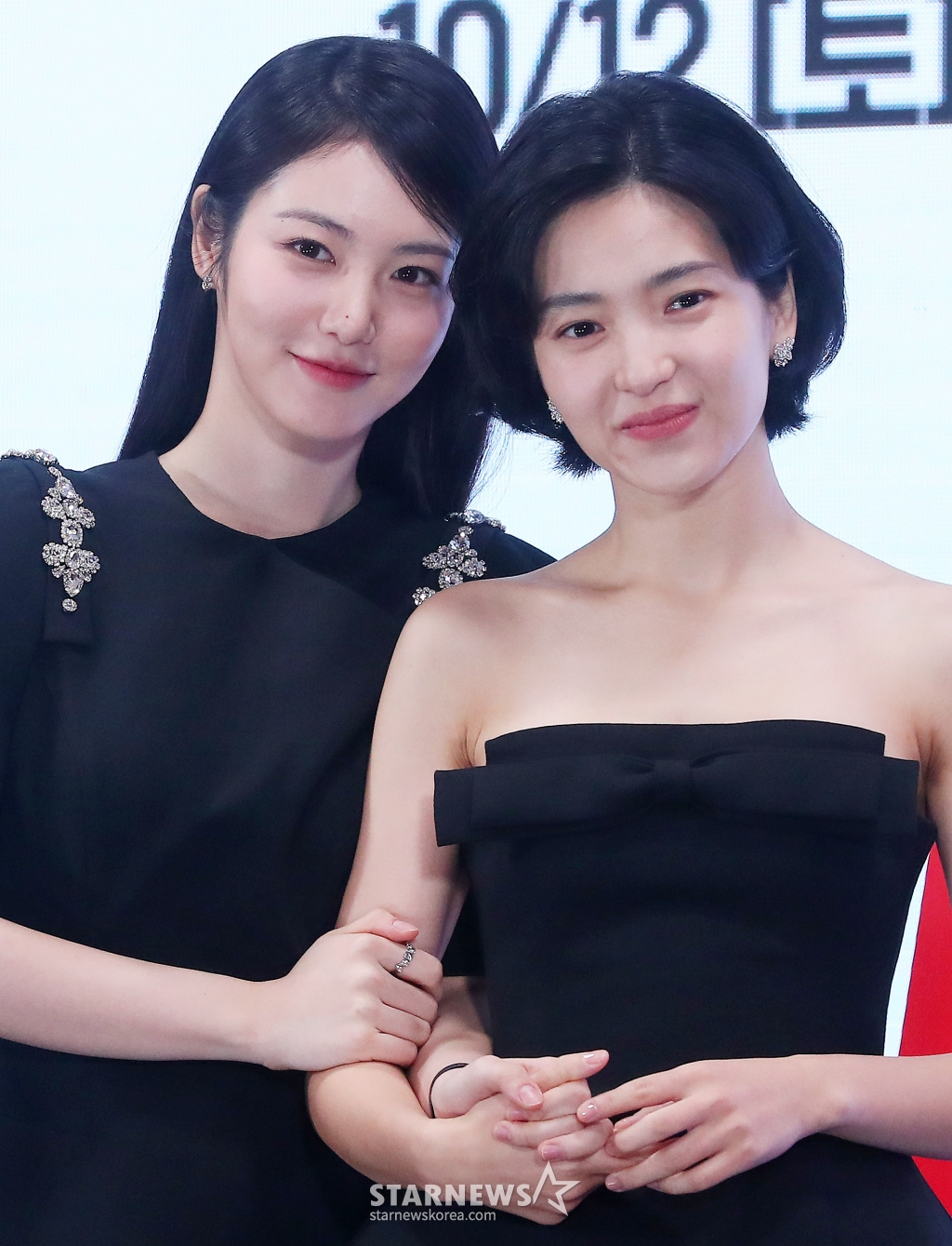 배우 신예은, 김태리가 10일 오후 서울 영등포구 콘래드 서울에서 진행된 tvN 토일드라마 '정년이' 제작발표회에 참석해 포즈를 취하고 있다. '정년이'는 1950년대 한국전쟁 후를 배경으로 최고의 국극 배우에 도전하는 타고난 소리 천재 정년이를 둘러싼 경쟁과 연대, 그리고 찬란한 성장기를 그린 작품이다. 오는 12일 첫 방송. 2024.10.10 /사진=김창현
