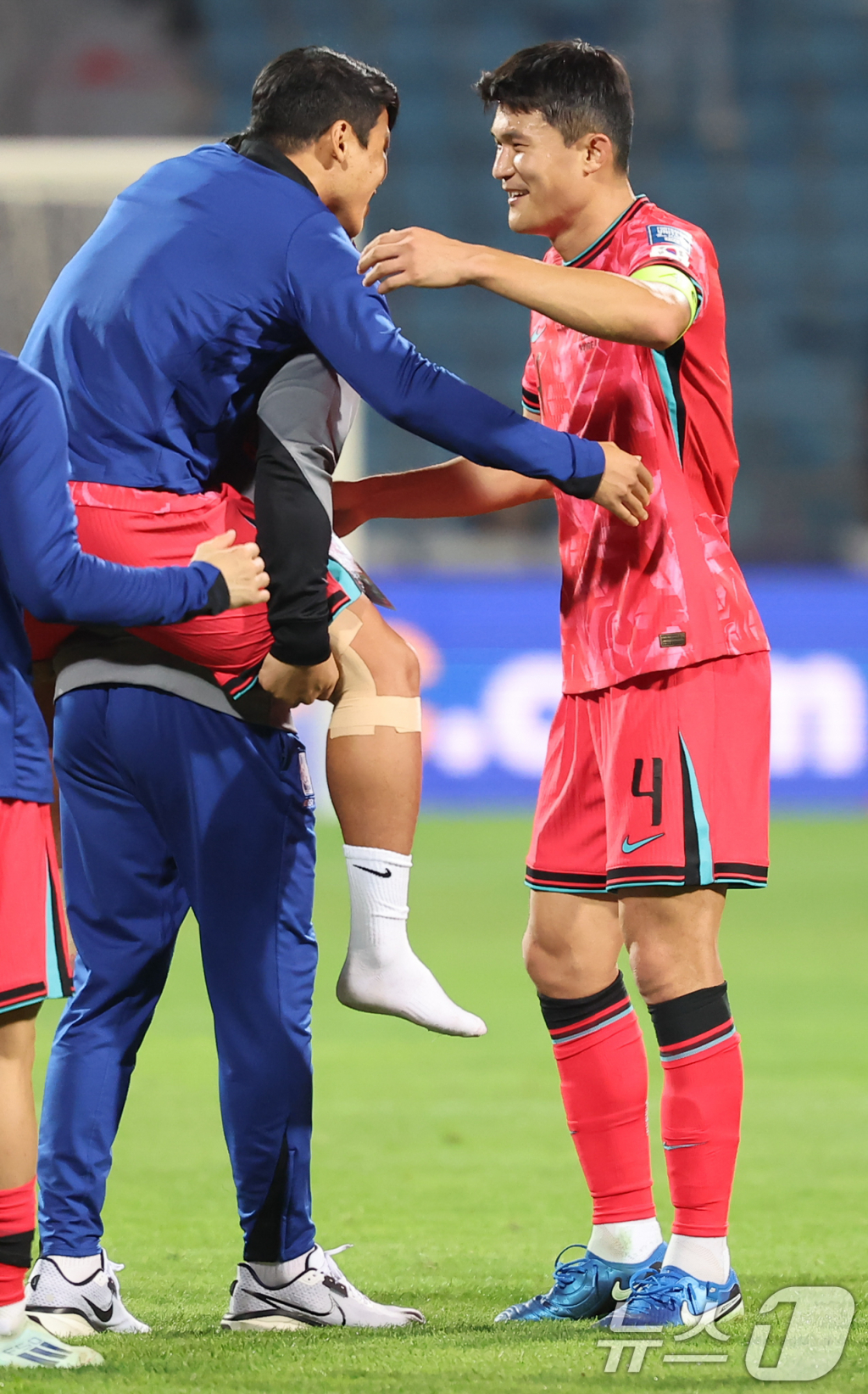 10일(현지시간) 요르단 암만 국제경기장에서 열린 2026 국제축구연맹(FIFA) 북중미 월드컵 아시아 3차 예선 B조 3차전 대한민국과 요르단의 경기, 대한민국 김민재가 2대0 승리 후 부상을 당한 황희찬을 다독이고 있다. /사진=뉴스1