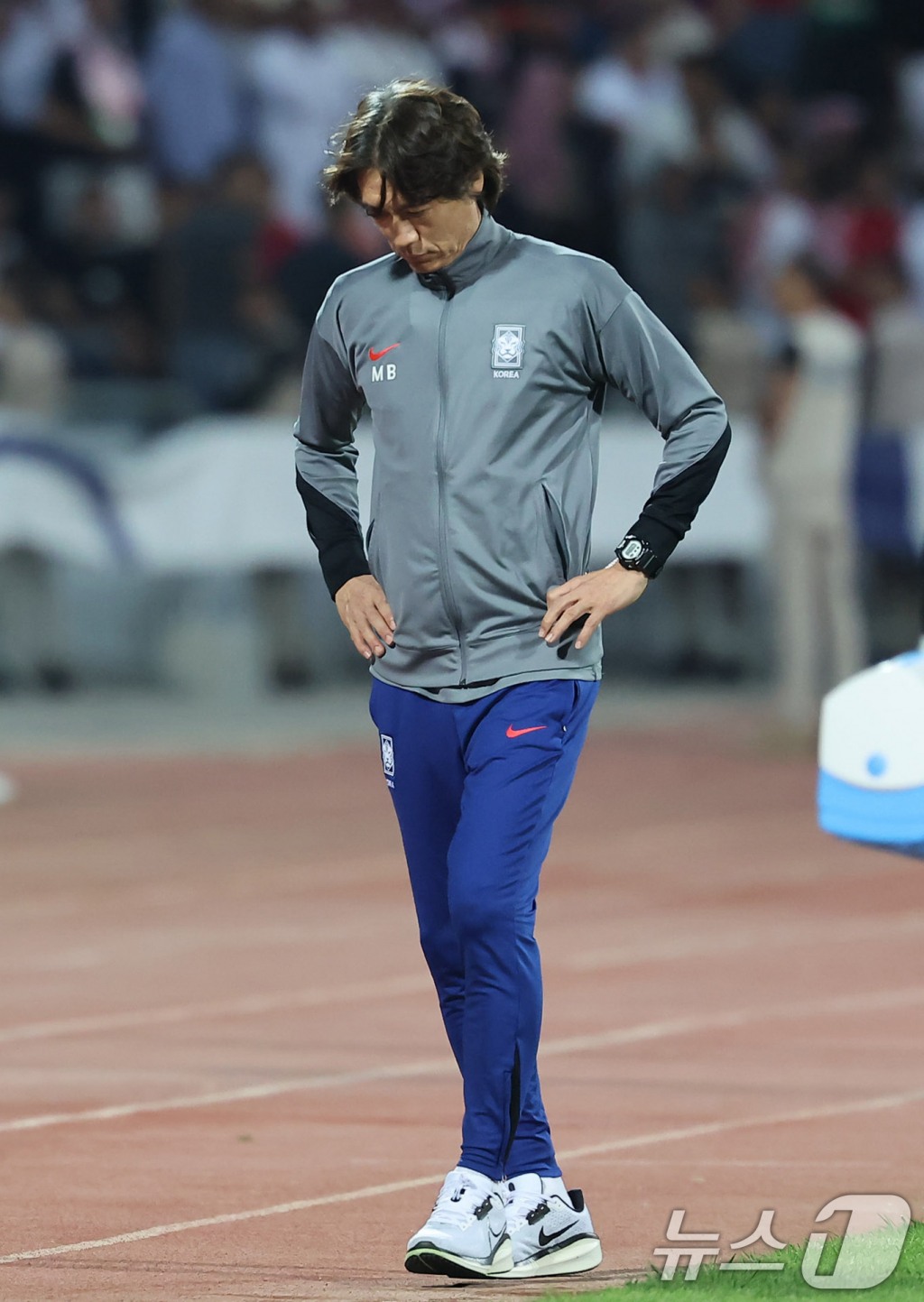 10일(현지시간) 요르단 암만 국제경기장에서 열린 2026 국제축구연맹(FIFA) 북중미 월드컵 아시아 3차 예선 B조 3차전 대한민국과 요르단의 경기, 대한민국 홍명보 감독이 생각에 잠겨 있다. /사진=뉴스1