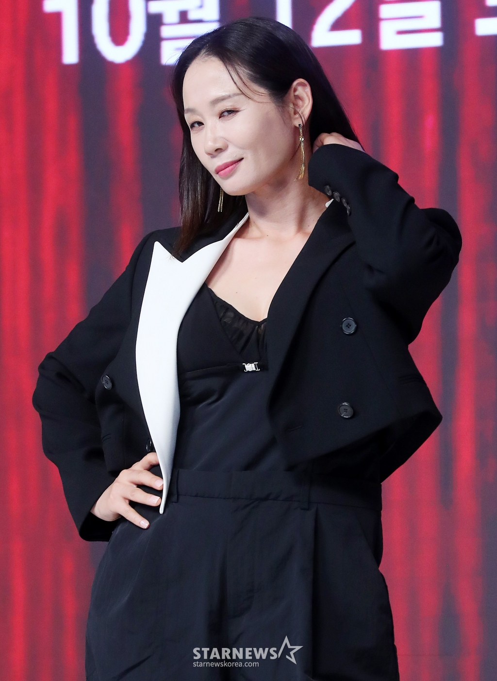 배우 김선영이 11일 오전 서울 강남구 논현동 엘리에나호텔에서 진행된 JTBC 토일드라마 '정숙한 세일즈' 제작발표회에 참석해 포즈를 취하고 있다.  '정숙한 세일즈'는 '성'(性)이 금기시되던 그때 그 시절인 1992년 한 시골마을, 성인용품 방문 판매에 뛰어든 '방판 씨스터즈' 4인방의 자립, 성장, 우정에 관한 이야기를 그린 작품이다. 오는 12일 첫 방송. 2024.10.11 /사진=김창현
