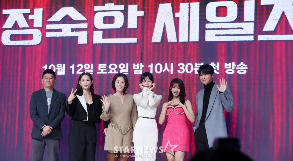 조웅 PD, 배우 김선영, 김성경, 김소연, 이세희, 연우진이 11일 오전 서울 강남구 논현동 엘리에나호텔에서 진행된 JTBC 토일드라마 '정숙한 세일즈' 제작발표회에 참석해 포즈를 취하고 있다. '정숙한 세일즈'는 '성'(性)이 금기시되던 그때 그 시절인 1992년 한 시골마을, 성인용품 방문 판매에 뛰어든 '방판 씨스터즈' 4인방의 자립, 성장, 우정에 관한 이야기를 그린 작품이다. 오는 12일 첫 방송. 2024.10.11 /사진=김창현