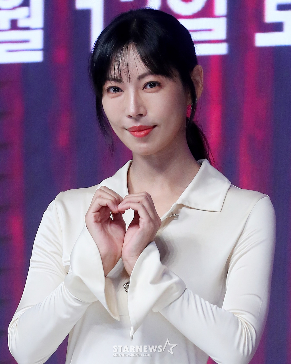 배우 김소연이 11일 오전 서울 강남구 논현동 엘리에나호텔에서 진행된 JTBC 토일드라마 '정숙한 세일즈' 제작발표회에 참석해 포즈를 취하고 있다. '정숙한 세일즈'는 '성'(性)이 금기시되던 그때 그 시절인 1992년 한 시골마을, 성인용품 방문 판매에 뛰어든 '방판 씨스터즈' 4인방의 자립, 성장, 우정에 관한 이야기를 그린 작품이다. 오는 12일 첫 방송. 2024.10.11 /사진=김창현