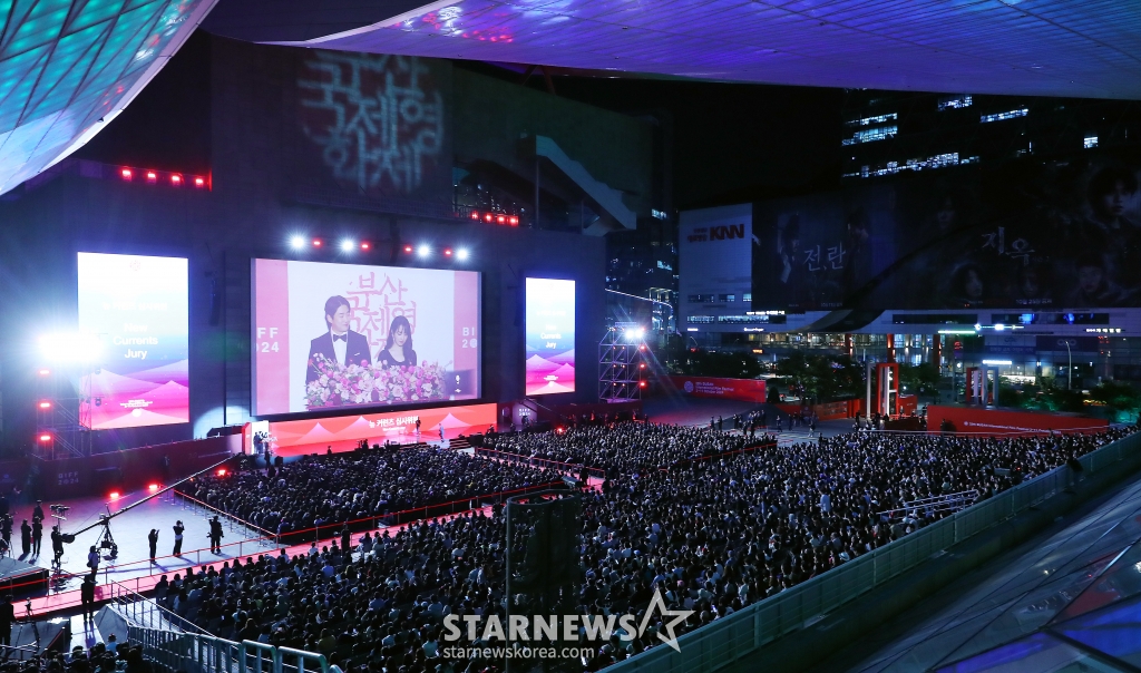 2일 오후 부산 해운대구 우동 영화의 전당에서 제29회 부산국제영화제(BIFF) 개막식이 진행되고 있다. 올해 영화제는 커뮤니티비프 상영작 54편을 포함하여 총 63개국으로부터 온 278편의 영화를 영화의 전당, CGV센텀시티, 롯데시네마 센텀시티, 영화진흥위원회 표준시사실, 메가박스 부산극장 등 총 5개 극장, 26개 상영관에서 만날 수 있다. 2024.10.02 /사진=김창현