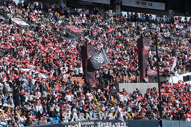 '2024 KBO 포스트시즌 준플레이오프 1차전' LG-KT전이 5일 서울 잠실야구장에서 열렸다. KT 팬들이 열띤 응원을 펼치고 있다. /사진=김진경 대기자