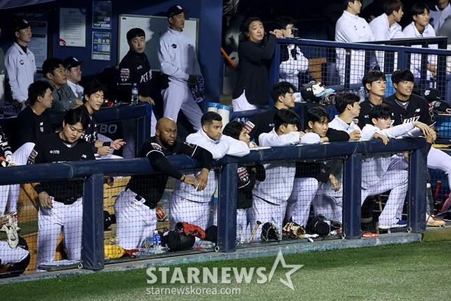 '2024 KBO 포스트시즌 준플레이오프 5차전' LG-,kt전이11일 서울 잠실야구장에서 열렸다. kt 선수들이 패색이 짙어지자 침울한 표정으로 경기를 지켜보고 있다. /사진=김진경 대기자