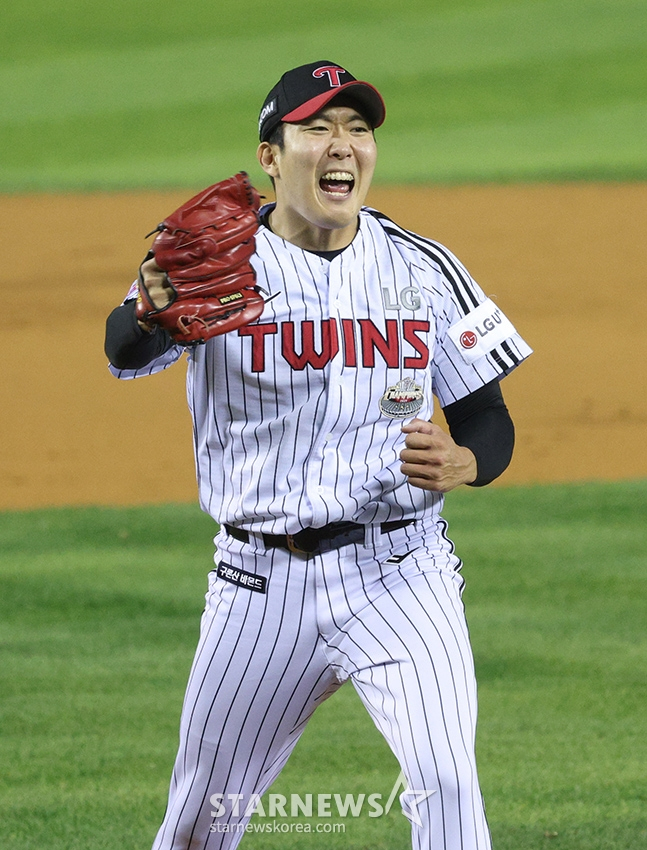 '2024 KBO 포스트시즌 준플레이오프 5차전' LG-,kt전이11일 서울 잠실야구장에서 열렸다. LG 손주영이 7회초 2사 1,3루에서 kt 오윤석을 삼진으로 돌려세운 후 환호하고 있다. /사진=김진경 대기자