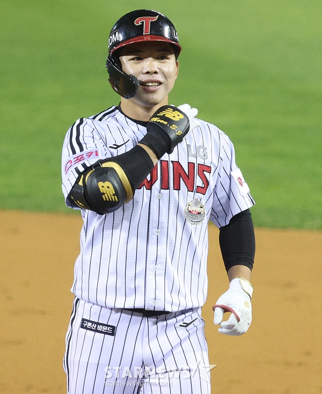 '2024 KBO 포스트시즌 준플레이오프 5차전' LG-,kt전이11일 서울 잠실야구장에서 열렸다. LG 문성주가 7회말 1사 3루에서 1타점 좌전 안타를 날리고 출루한 후 세리머니를 선보이고 있다. /사진=김진경 대기자
