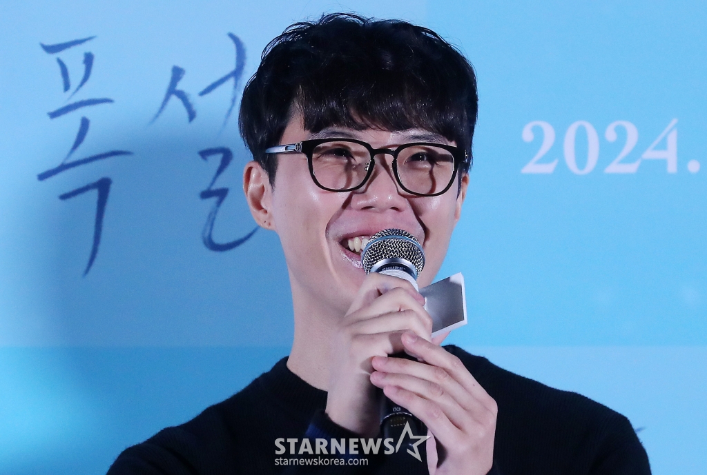 윤수익 감독이 11일 오후 서울 용산구 아이파크몰 CGV에서 진행된 영화 '폭설' 언론시사회에 참석해 인사말을 하고 있다. '폭설'은 하이틴 스타 설이(한소희)와 운명처럼 가까워진 배우 지망생 수안(한해인)이 서로에게 솔직하지 못해서 엇갈렸던 시절을 지나 다시 서로를 찾아가는 겨울의 사랑이야기. 오는 23일 개봉. 2024.10.11 /사진=김창현