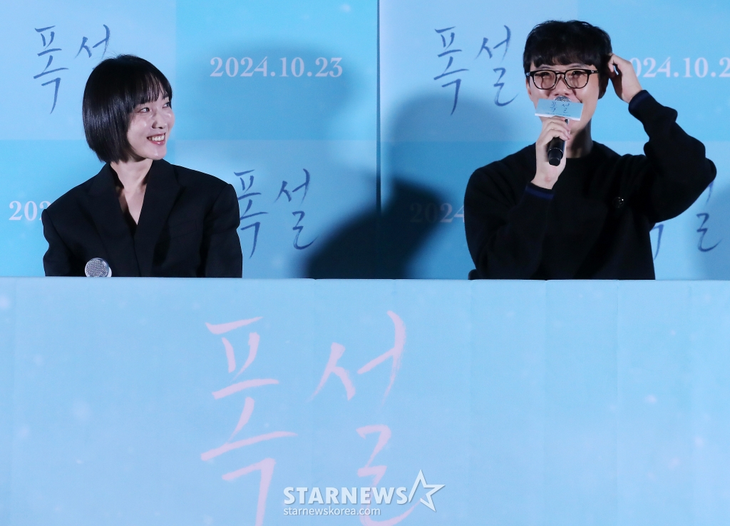 윤수익 감독이 11일 오후 서울 용산구 아이파크몰 CGV에서 진행된 영화 '폭설' 언론시사회에 참석해 취재진 질의에 답하고 있다. '폭설'은 하이틴 스타 설이(한소희)와 운명처럼 가까워진 배우 지망생 수안(한해인)이 서로에게 솔직하지 못해서 엇갈렸던 시절을 지나 다시 서로를 찾아가는 겨울의 사랑이야기. 오는 23일 개봉. 2024.10.11 /사진=김창현