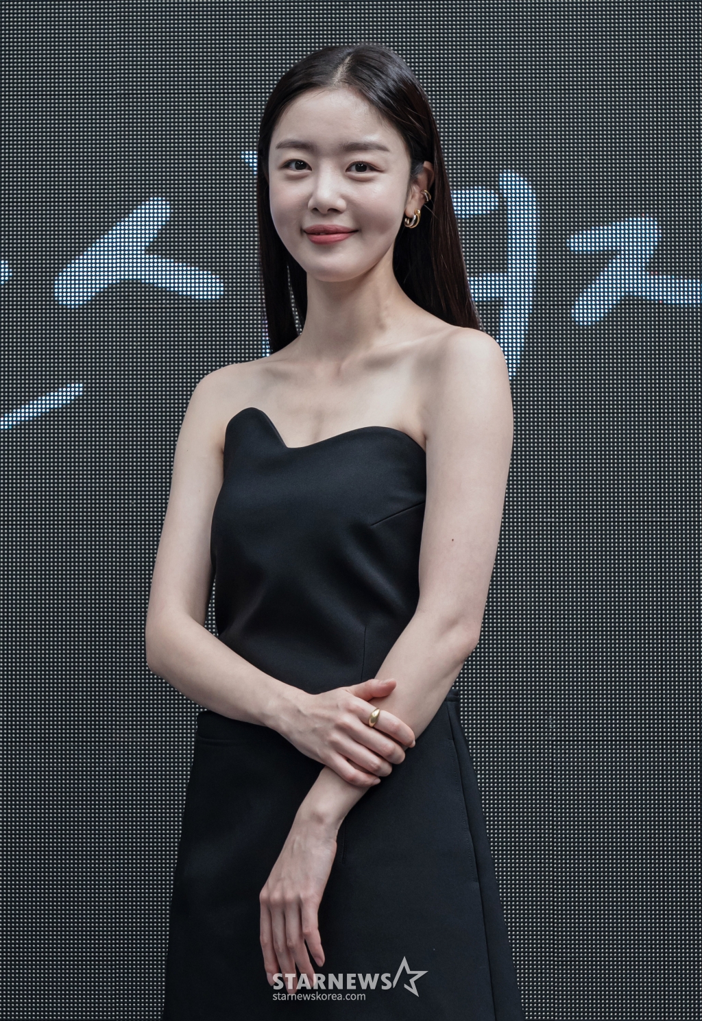 배우 한선화가 6일 오후 온라인으로 진행된 티빙 오리지널 '술꾼도시여자들2' 제작발표회에 참석해 포즈를 취하고 있다. '술꾼도시여자들2'는 한층 더 솔직하고 진해진 케미스트리로 위로와 웃음을 전해줄 예정이다. 오는 9일 첫 공개된다. / 사진제공 = 티빙