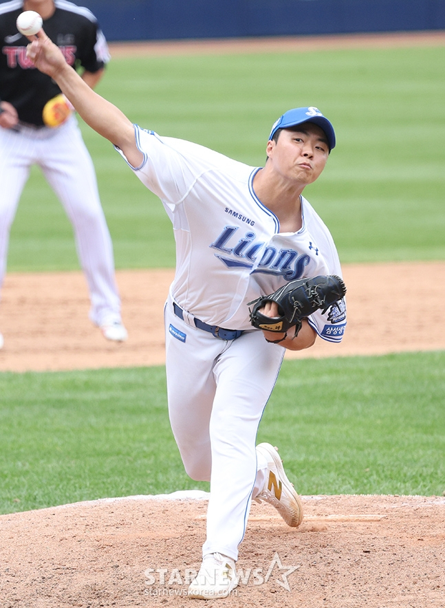 '2024 KBO 포스트시즌 플레이오프 1차전' 삼성-LG전이 13일 대구 삼성라이온즈파크에서 열렸다.  삼성 김윤수가 7회초 2사 1,2루에서 LG 오스틴을 상대로 역투하고 있다. /사진=김진경 대기자