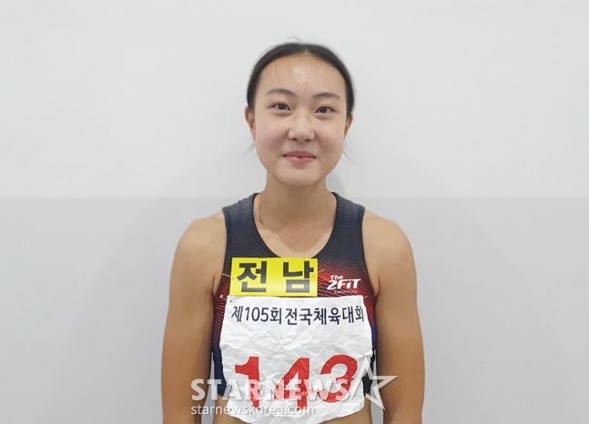 전남체고 이은빈이 13일 오후 김해종합운동장에서 열린 제105회 전국체육대회 육상 여자고등부 100m 결승에서 우승한 후 인터뷰를 하고 있다. /사진=양정웅 기자