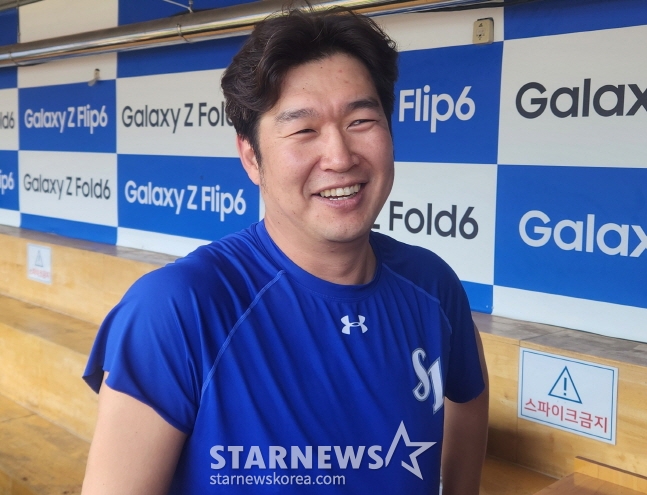 삼성 송은범이 13일 LG와 PO 1차전을 앞두고 취재진과 인터뷰를 하고 있다. /사진=안호근 기자