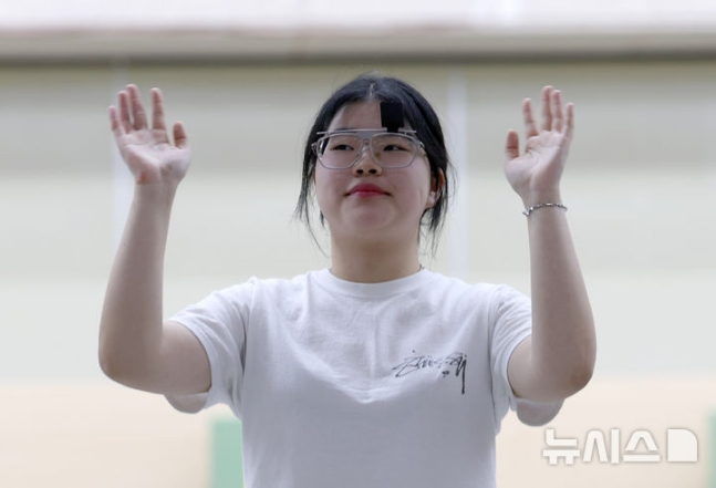 오예진이 13일 오전 경남 창원시 창원국제사격장에서 열린 제105회 전국체육대회 사격 여자 일반부 10m 공기권총 결선에서 1위로 우승을 차지한 후 기뻐하고 있다. /사진=뉴시스