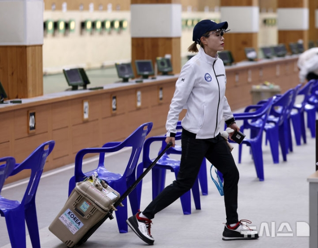 김예지가 13일 오전 경남 창원시 창원국제사격장에서 열린 제105회 전국체육대회 사격 여자 일반부 10m 공기권총 본선 종료 후 경기장을 떠나고 있다. /사진=뉴시스