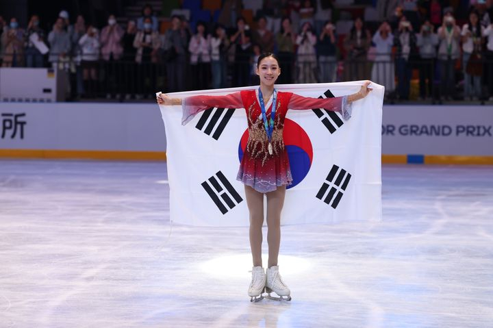 김유성이 지난 12일(한국시간) 중국 우시에서 열린 '2024~2025시즌 국제빙상경기연맹(ISU) 피겨 주니어 그랑프리' 7차 대회 여자 싱글 프리스케이팅에서 은메달을 딴 뒤 환하게 웃고 있다. /사진=ISU 공식 갈무리