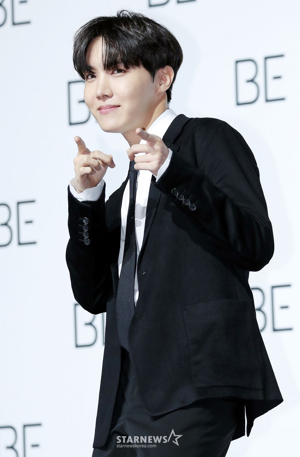 그룹 방탄소년단(BTS) 제이홉이 20일 오전 서울 중구 동대문디자인플라자에서 열린 새 앨범 'BE (Deluxe Edition)' 발매 기념 글로벌 기자간담회에서 포즈를 취하고 있다.'BE'는 지금까지 방탄소년단이 선보인 정규 시리즈 앨범과는 다른 형태의 앨범. 타이틀 곡 'Life Goes On'을 비롯해 '내 방을 여행하는 법', 'Blue & Grey', 'Skit', '잠시', '병', 'Stay'