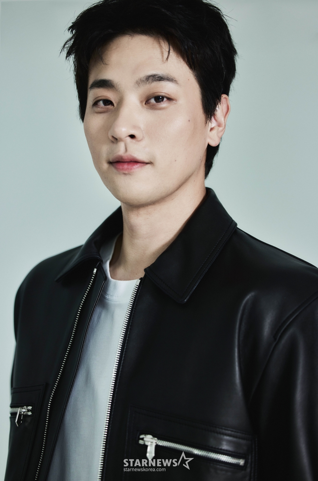 넷플릭스 오리지널 영화 '전, 란'(감독 김상만)의 주연배우 박정민이 14일 오전 진행된 인터뷰를 위해 포즈를 취하고 있다. '전, 란'은 왜란이 일어난 혼란의 시대, 함께 자란 조선 최고 무신 집안의 아들 '종려'(박정민)와 그의 몸종 '천영'(강동원)이 '선조'(차승원)의 최측근 무관과 의병으로 적이 되어 다시 만나는 이야기를 그린 영화다. /사진제공=넷플릭스 2024.10.14 /사진=이동훈