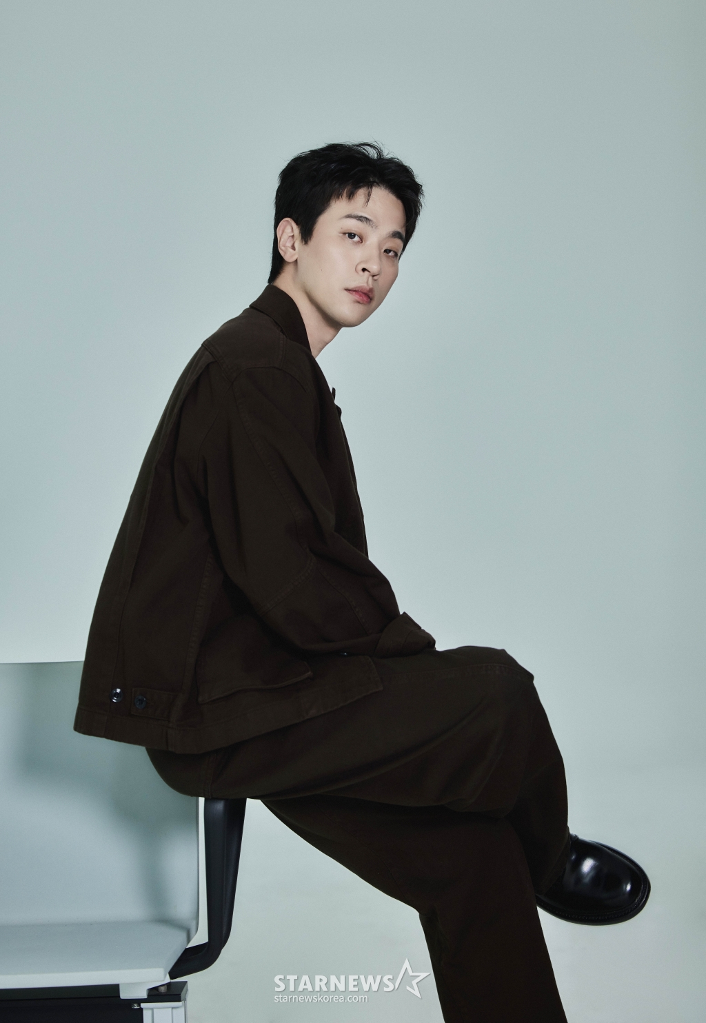 넷플릭스 오리지널 영화 '전, 란'(감독 김상만)의 주연배우 박정민이 14일 오전 진행된 인터뷰를 위해 포즈를 취하고 있다. '전, 란'은 왜란이 일어난 혼란의 시대, 함께 자란 조선 최고 무신 집안의 아들 '종려'(박정민)와 그의 몸종 '천영'(강동원)이 '선조'(차승원)의 최측근 무관과 의병으로 적이 되어 다시 만나는 이야기를 그린 영화다. /사진제공=넷플릭스 2024.10.14 /사진=이동훈