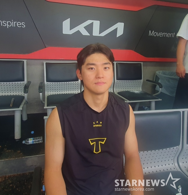 KIA 김도영이 14일 롯데와 한국시리즈 대비 연습경기를 마치고 인터뷰에 응하고 있다. /사진=김동윤 기자