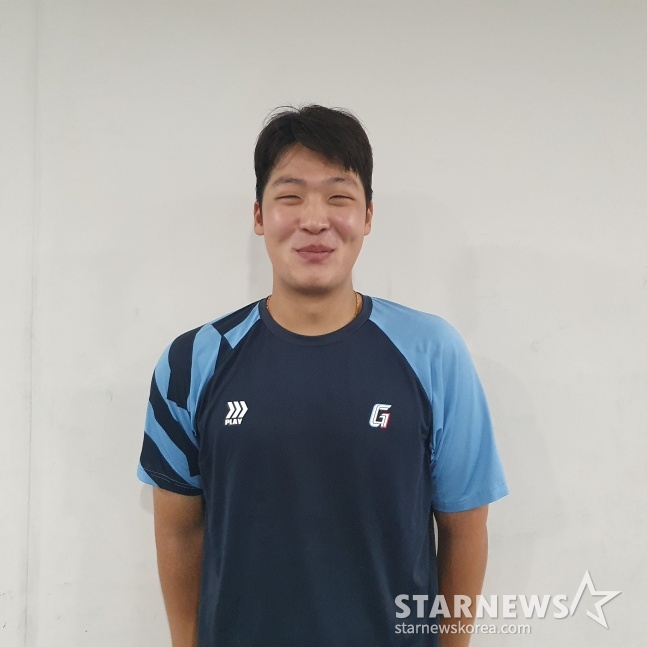 롯데 이민석이 14일 광주-기아챔피언스필드에서 펼쳐진 KIA와 연습경기를 마친 뒤 포즈를 취하고 있다. /사진=김동윤 기자