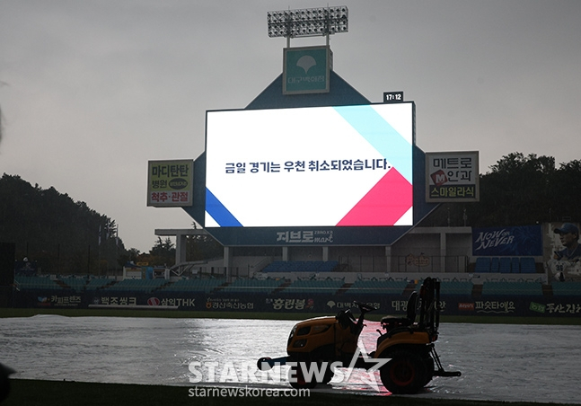 14일 대구 삼성라이온즈파크에서 열릴 예정인 '2024 KBO 포스트시즌 플레이오프 2차전' 삼성-LG전이 우천 취소됐다. PO 여섯 번째, PS 스무 번째 우천 연기된 상황이 전광판에 공지되고 있다.