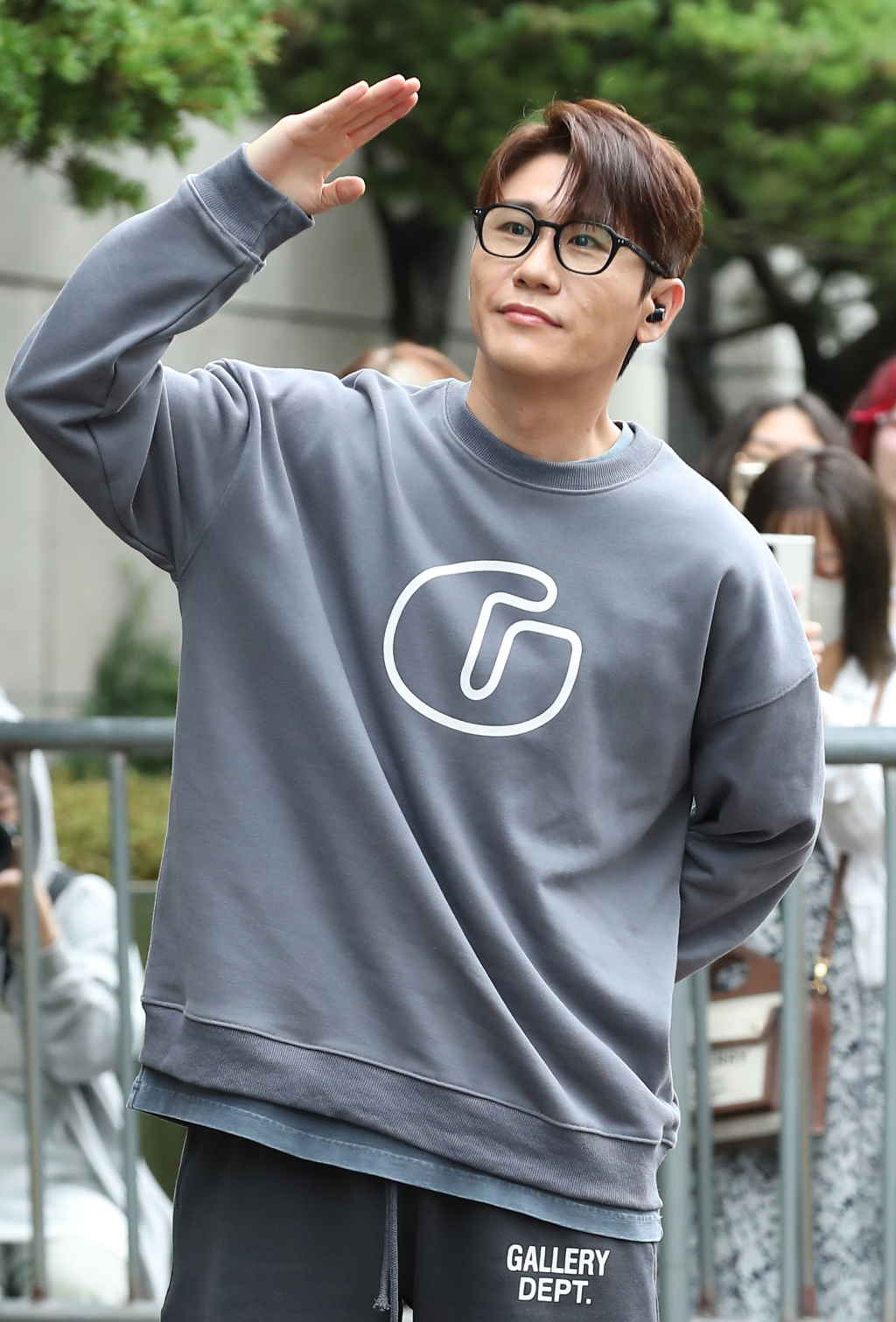 (서울=뉴스1) 권현진 기자 = 가수 영탁이 음악방송 '뮤직뱅크'(뮤뱅) 녹화를 위해 13일 오전 서울 영등포구 KBS 신관 공개홀에 도착해 인사를 하고 있다. 2024.9.13/뉴스1 Copyright (C) 뉴스1. All rights reserved. 무단 전재 및 재배포, AI학습 이용 금지. /사진=(서울=뉴스1) 권현진 기자