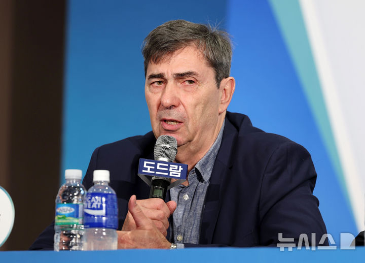 15일 서울 서초구 더케이호텔서울에서 열린 도드람 2024~2025 V-리그 남자부 미디어데이에서 현대캐피탈 필립 블랑 감독이 출사표를 밝히고 있다. /사진=뉴시스