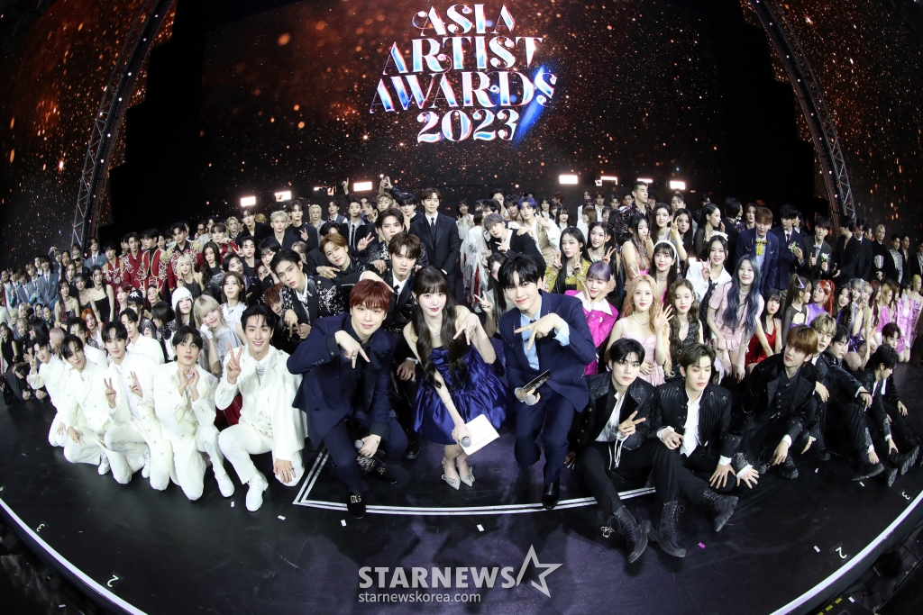 14일 필리핀 아레나에서 열린 '2023 아시아 아티스트 어워즈 인 필리핀'(2023 Asia Artist Awards IN THE PHILIPPINES, 이하 '2023 AAA')에서 참석자들이 기념촬영을 하고 있다. '2023 AAA'는 스타뉴스가 주최하고 Asia Artist Awards 조직위원회, TONZ 엔터테인먼트, PULP Live World가 공동 주관한다. 그룹 아이브(IVE) 장원영, 가수 강다니엘, 그룹 제로베이스원 성한빈이 MC를 맡았다. 2023.12.14 /사진=임성균